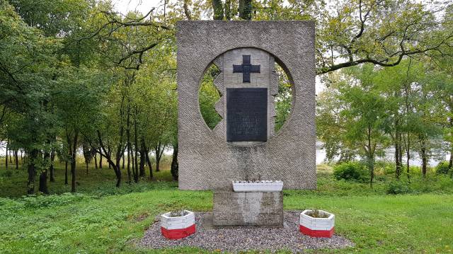 Głaz i tablica pamiątkowa