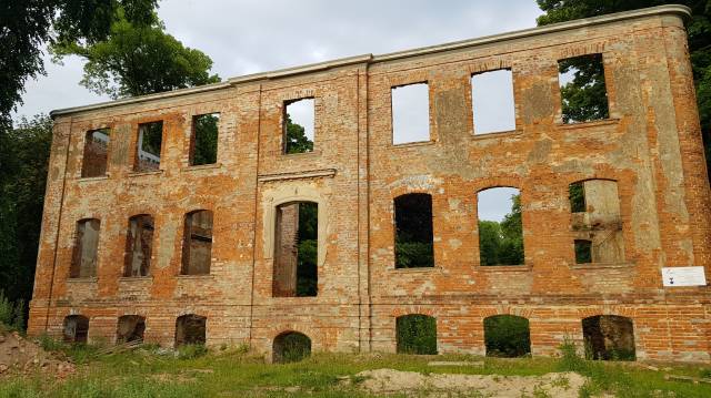 Ruiny pałacu w Dobropolu