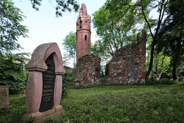 Ruiny kościoła w Karwowie