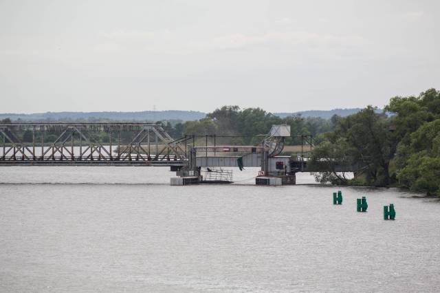 Kolejowy most zwodzony nad Regalicą