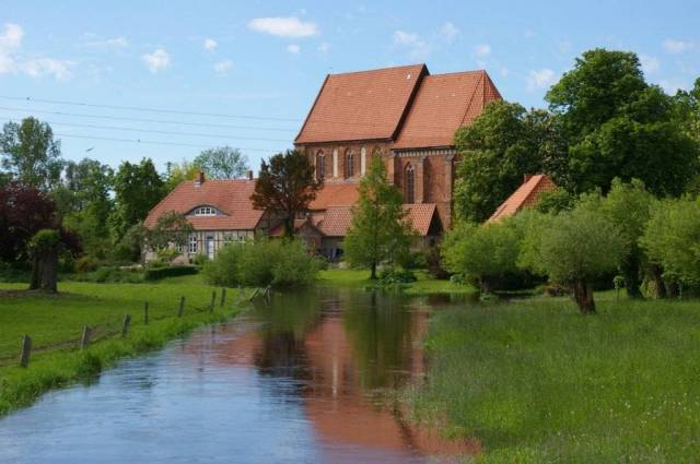 Backsteinkirche und Pfarrgarten Starkow