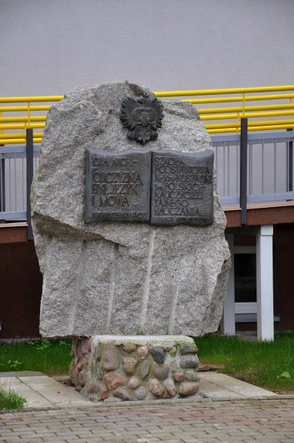 Pomnik "Polskich Nauczycieli Tajnego Nauczania"