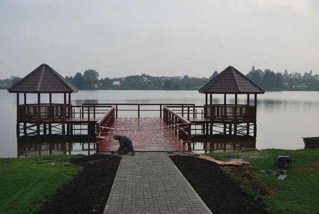 Pomost rekreacyjny na jeziorem Wądół, w Lipianach