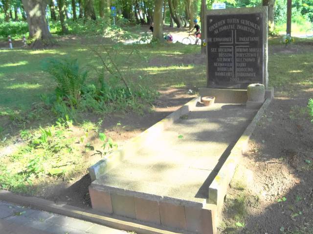 Pomnik poświęcony parafianom zmarłym przed 1945 r.