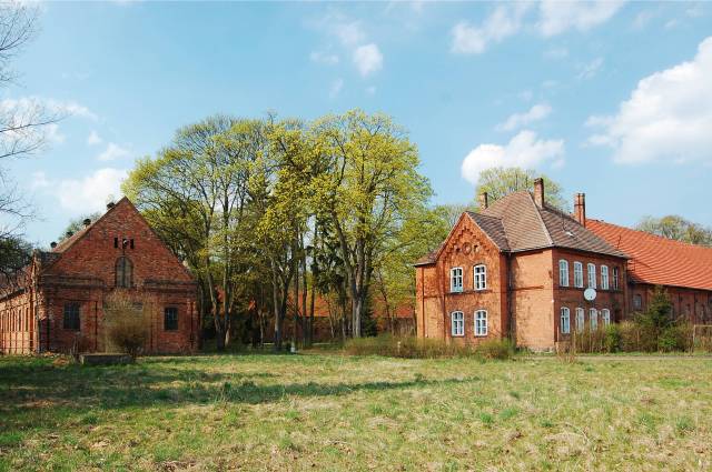 Zespół budynków stadniny koni wraz z parkiem w Świętoborzcu