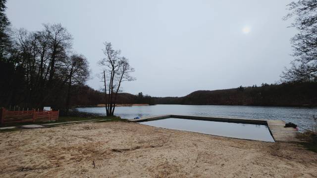 Der Dorfstrand am Kamienica-See