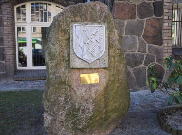 Głaz pamiątkowy "Mieszkańcom Sławna w darze"