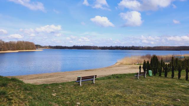 Plaża wiejska nad jeziorem Pile
