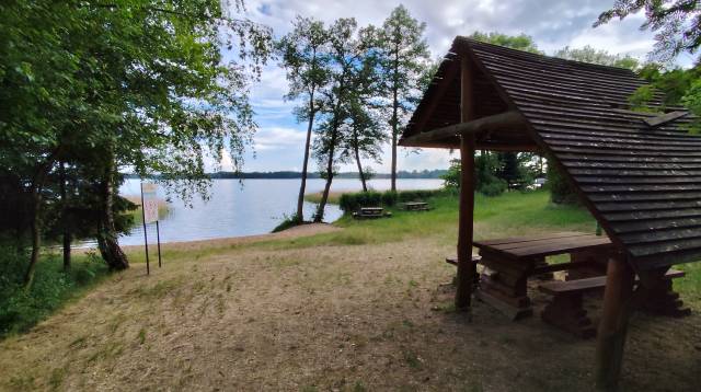 Ein kleiner Strand am Morzycko-See