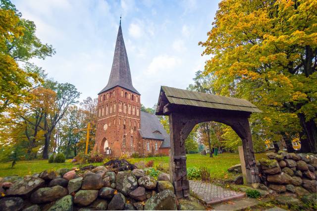 Kościół filialny pw. Matki Boskiej Królowej Polski w Iwięcinie