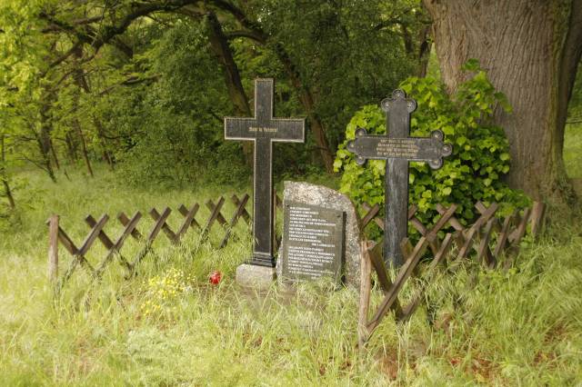 Głaz i tablica pamiątkowa na cmentarzu poniemieckim