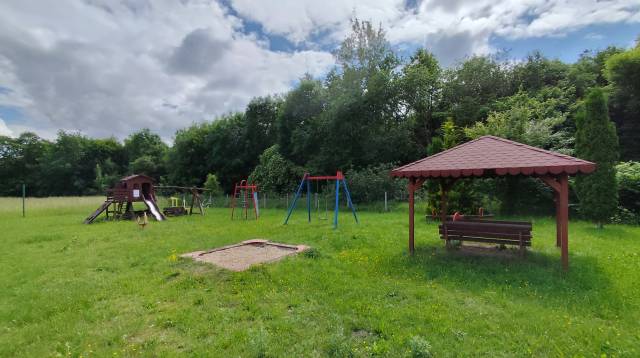 Spielplatz und Rastplatz in Brzeźniak