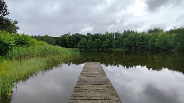 Polana piknikowa i pomost nad jeziorem Buślary