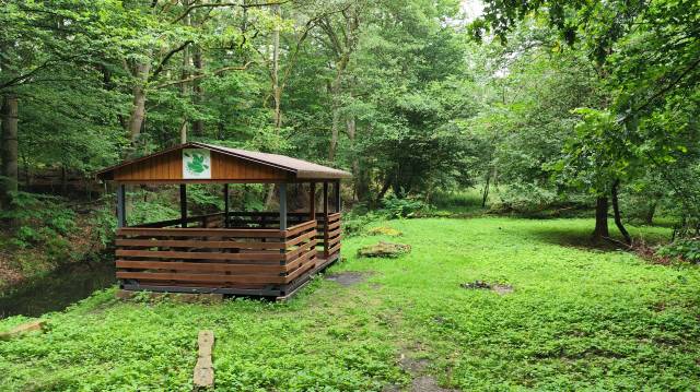 Wiata piknikowa "Bobrowy Zakątek" i ruiny młyna