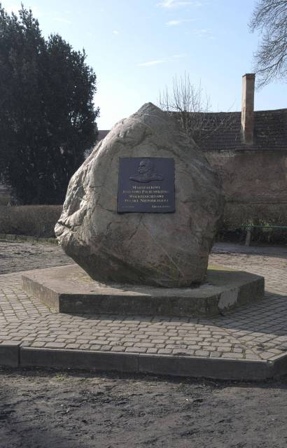 Głaz pamiątkowy poświęcony marszałkowi Józefowi Piłsudskiemu