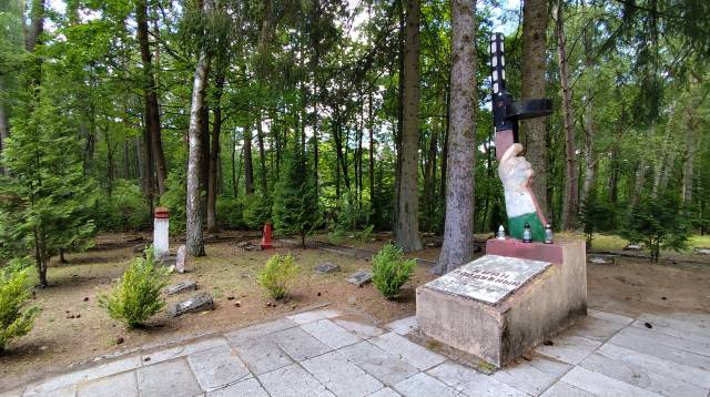 Pomnik z pepeszą na radzieckim cmentarzu cywilno-wojskowym