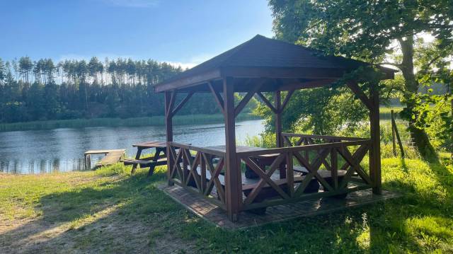 Mała plaża nad jeziorem Nawsie