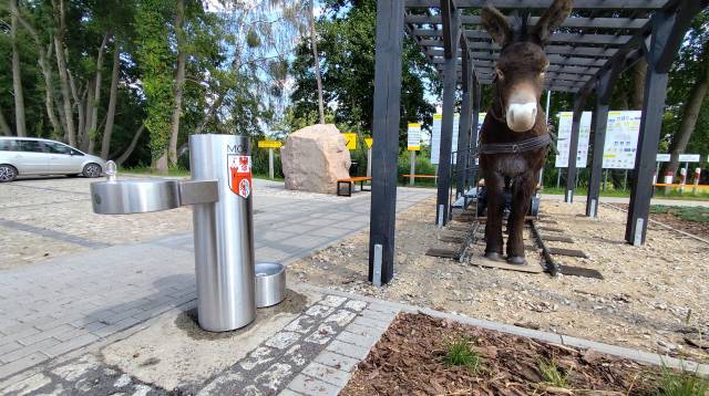 Woda pitna i wystawa historycznych znaków drogowych