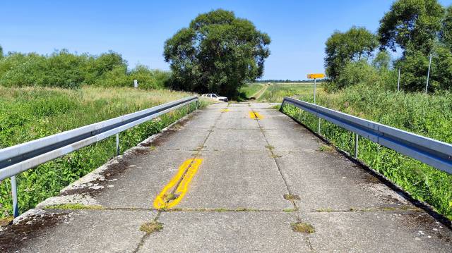 Lose Straßenplatten auf der Brücke über den Ina-Fluss