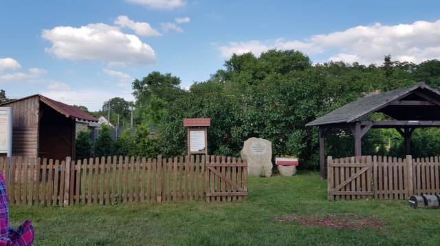 Ruhestätte am Gedenkstein in Siekierki