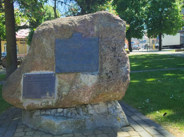 Głaz pamiątkowy poświęcony Pionierom Ziemi Darłowskiej