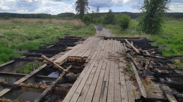 Beschädigte Brücke über die Ina auf der Strecke Sławęcin – Nosowo