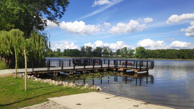 Skwer i pomost na Jeziorze Starzyca
