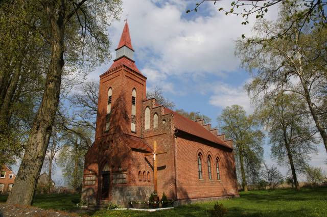 Dreifaltigkeitskirche und Denkmal für die Gefallenen des Ersten Weltkriegs