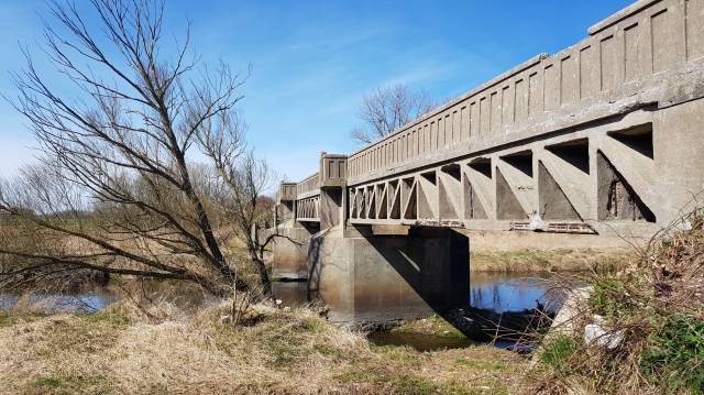 Zabytkowy most wąskotorowy w Nowielicach