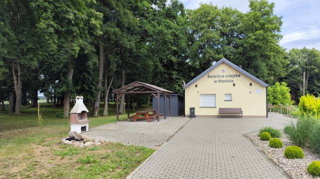 Teren rekreacyjny przy świetlicy w Mosinie