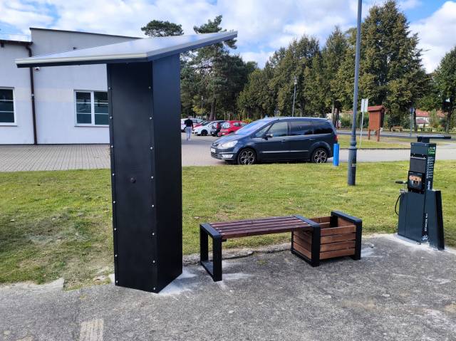 Stacja naprawy rowerów z ławką solarną