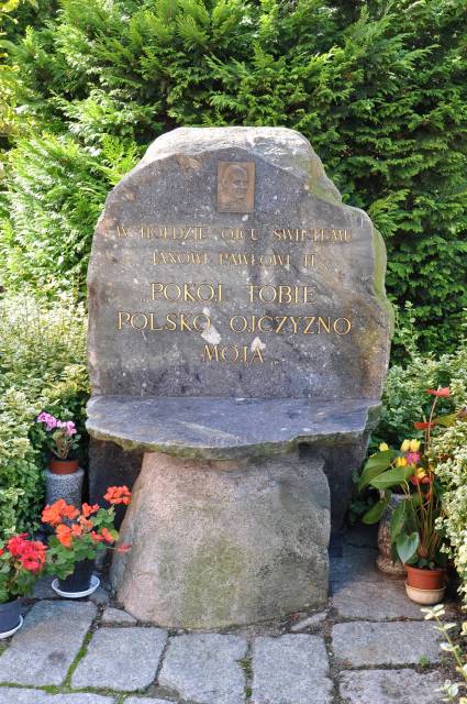 Głaz pamiątkowy "W hołdzie Ojcu Świętemu Janowi Pawłowi II"