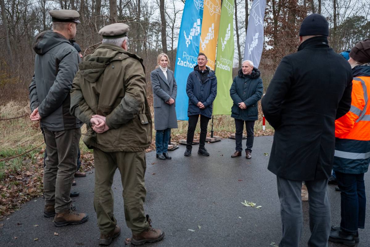 Marshal Olgierd Geblewicz and ZZDW Director Waldemar Wejnmerowski handed over the construction site to Strabag, which will build