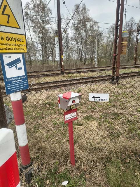 Szlaban kolejowy otwierany przyciskiem