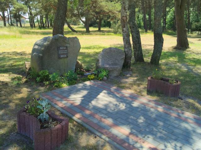 Głaz pamiątkowy "Geograficzny środek polskiego wybrzeża"