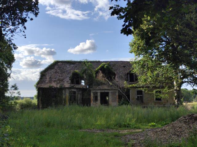 Ruiny dworu w Kłodzinie