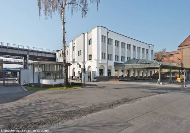 Dawny Dworzec Paczkowy (1913), przekształcony w centrum wydarzeń STATION Berlin (2005).