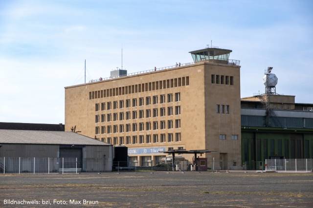 THF TOWER z tarasem na dachu (2023)