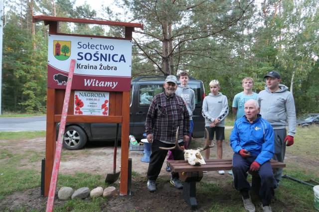 Rastplatz und Willkommensschild in Sośnica