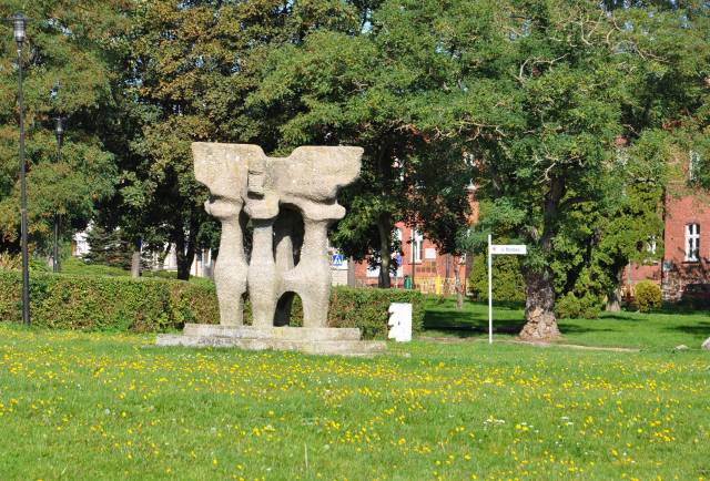 Rzeźba przy promenadzie