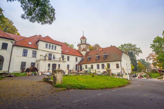 Pałac i park dworski