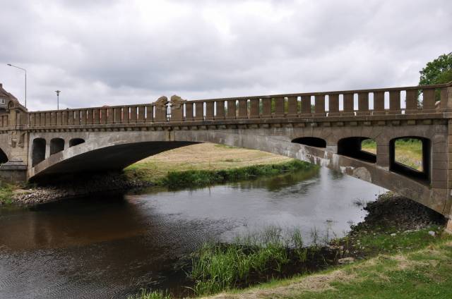 Most drogowy nad rzeką Regą