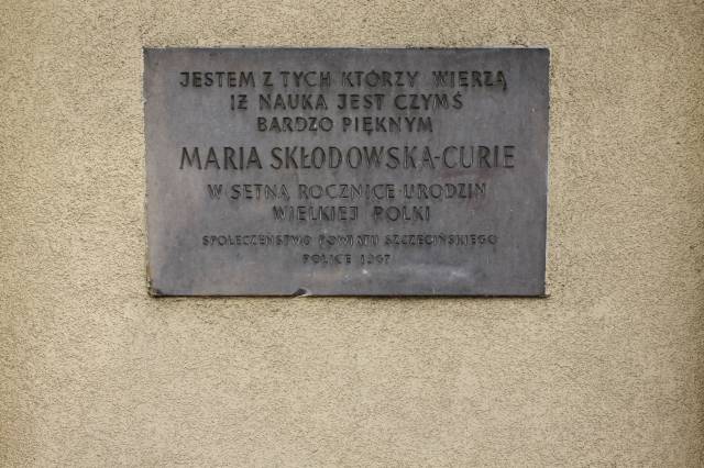Tablica pamiątkowa na cześć Marii Skłodowskiej Curie