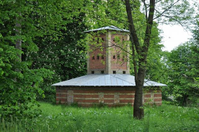 Gołębnik i stajnia w dawnym zespole folwarcznym