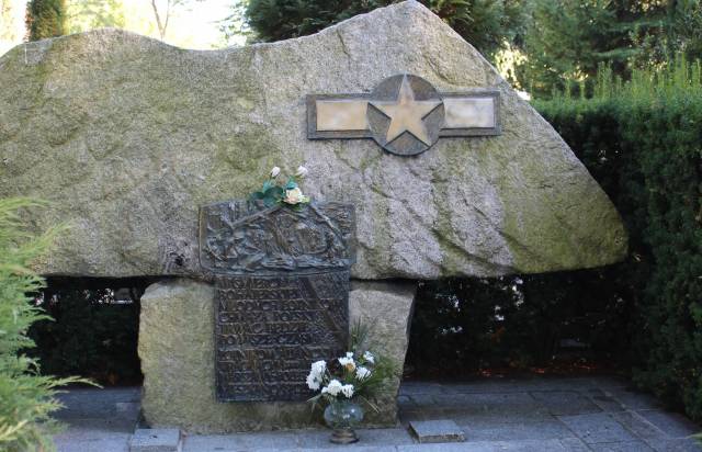 Mogiła lotników amerykańskich w Szczecinku