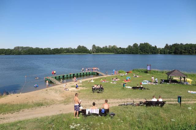 Plaża nad jeziorem Czaplino