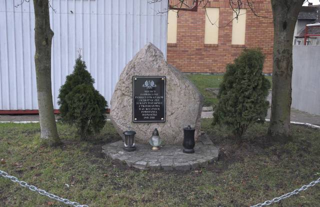 Głaz pamiątkowy poświęcony strażakom OSP z Trzebiatowa