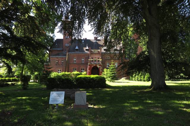 Pałac i park dworski