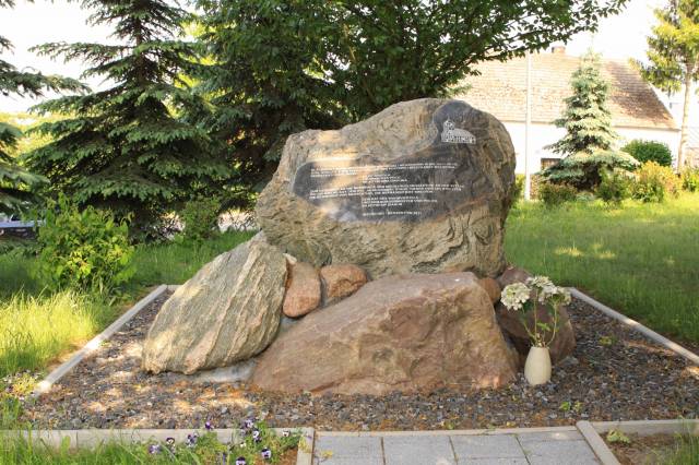 Głaz upamiętniający dawnych mieszkańców Mścięcina