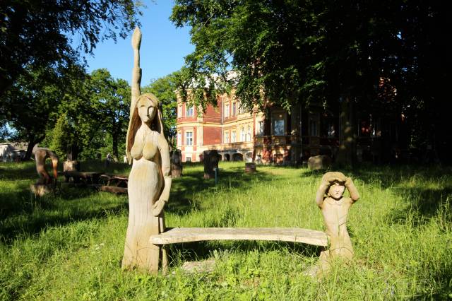 Rzeźby przy pałacu w Karsznie